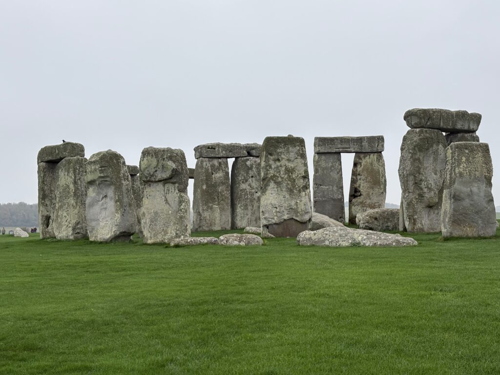London Travel Guide: Budget tips, hostels, Sherlock Holmes, Stonehenge, Indian food & Christmas lights. Fun facts & travel advice included.