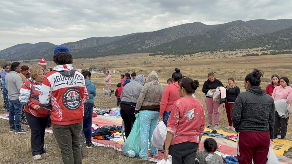 Santa 4x4 club delivering gifts in Santiago mountains, Mexico